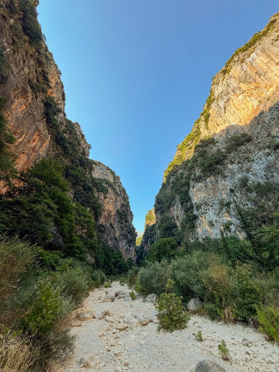 Gjipe Canyon · enorme rotswanden boven het strand
