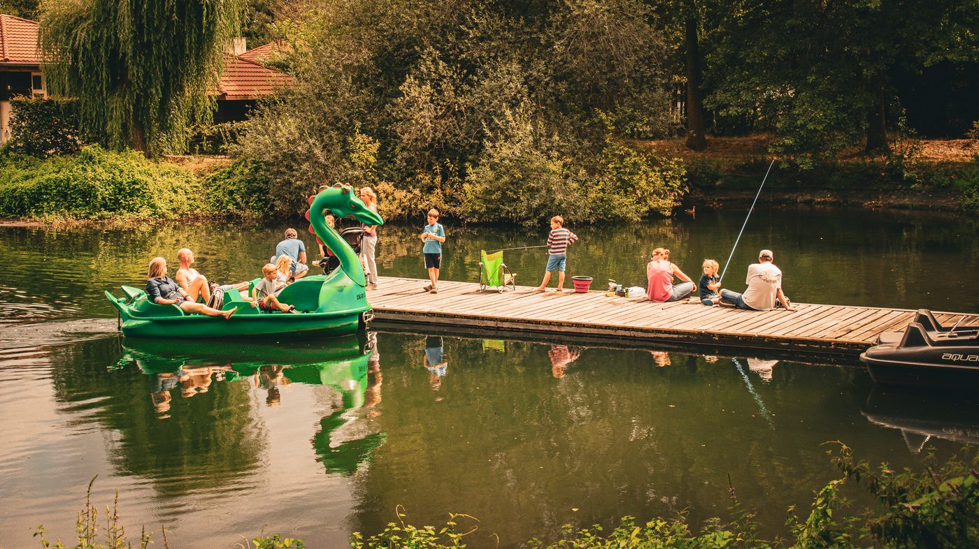 Recreatiemeer met waterfietsen