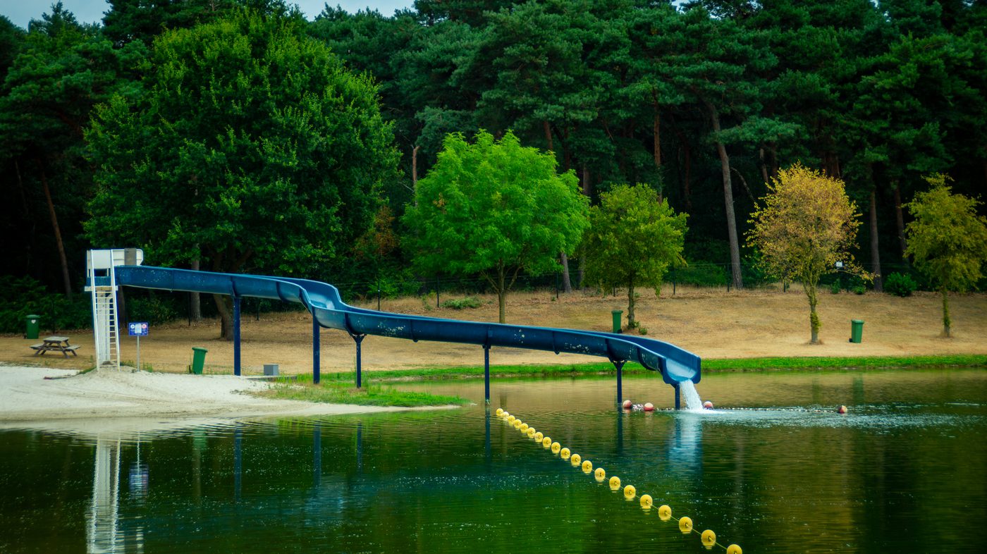 Wildwaterglijbaan bij het recreatiemeer