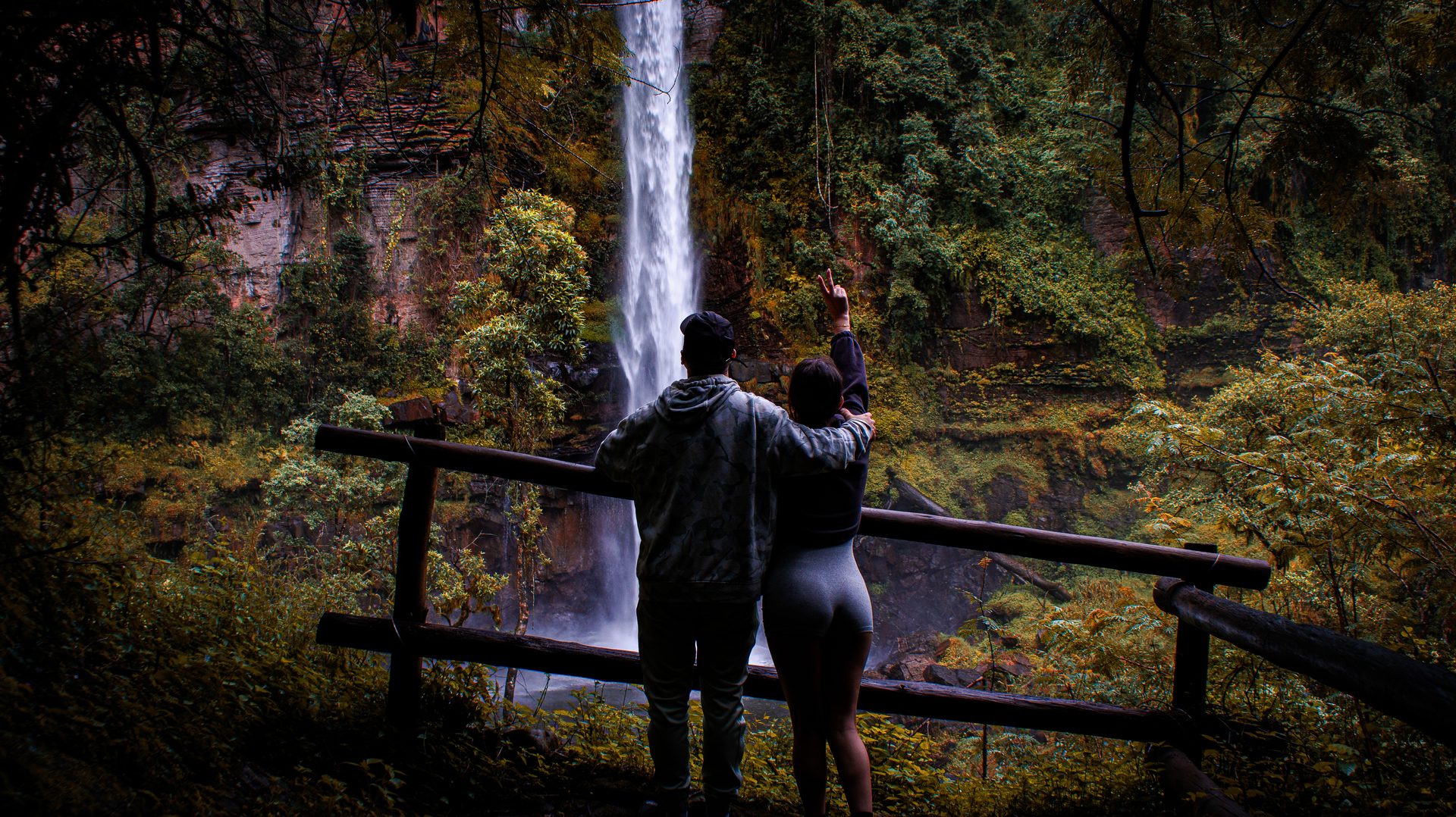 Braihim en Keysha bij Lone Creek Falls, Zuid-Afrika